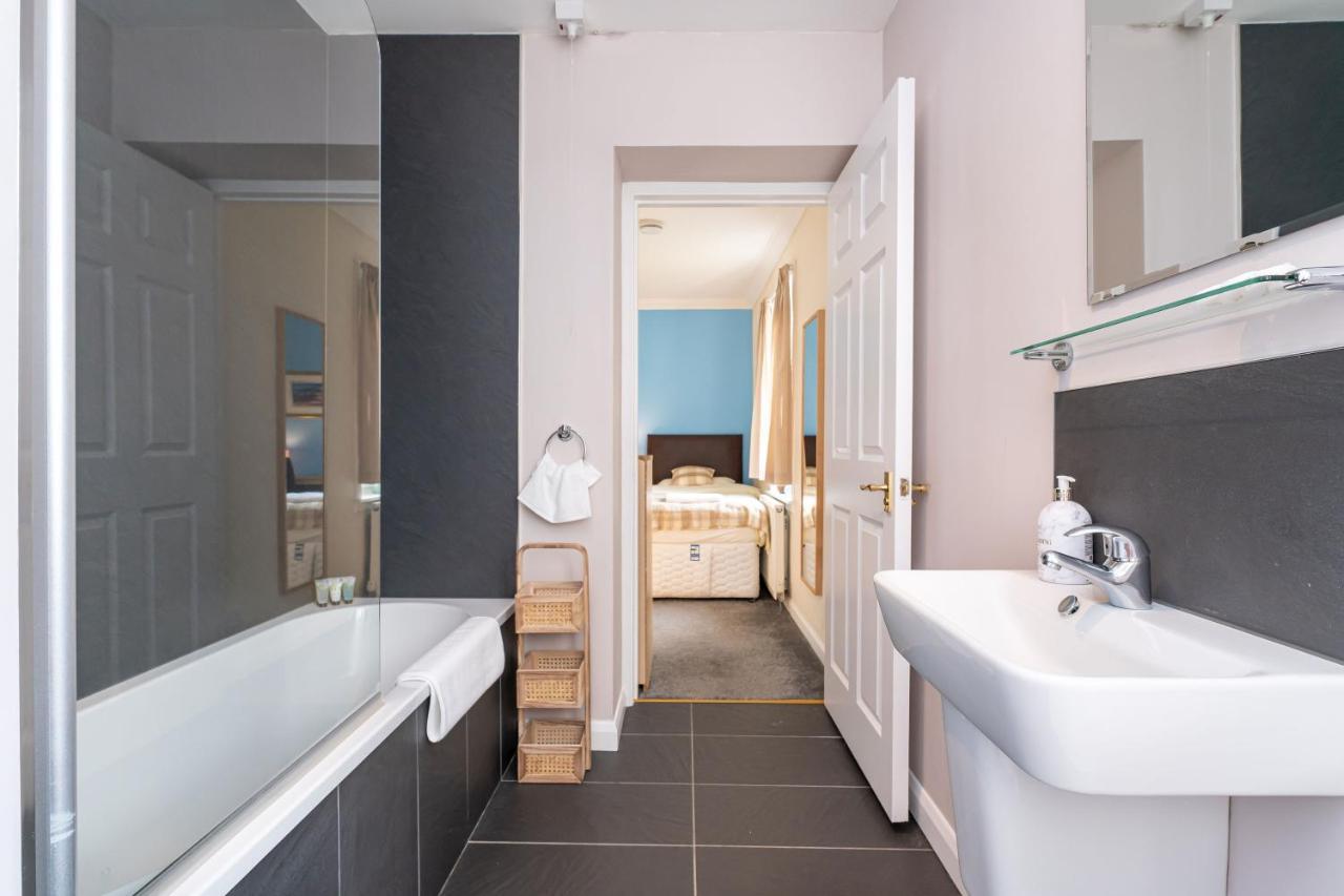 New Four Bedroom House - All Rooms Ensuite 스털링 외부 사진